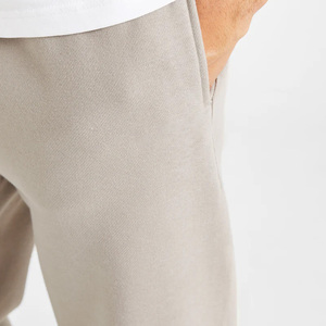 Pantalones de chándal atléticos con logotipo personalizado para hombres con marca de etiqueta bordada y opciones de impresión para entrenamiento y uso informal - Product Image 3