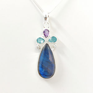 จี้พระเยซูทำมือประดับด้วยหินหลายชนิด (8.5 กรัม) ประดับโอปอล เทอร์ควอยซ์ อเมทิสต์ ออนิกซ์ ชุบโรเดียม - Product Image 1