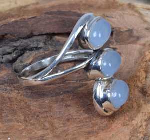 Bague classique en argent sterling 925 avec trois pierres en calcédoine bleue, pour mariage et fête, cadeau pour elle - Product Image 4