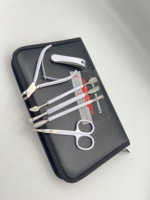 Kit d'outils de manucure et pédicure en acier inoxydable blanc mat avec coupe-ongles, pince à cuticules, repousse-cuticules, ciseaux et pochette noire