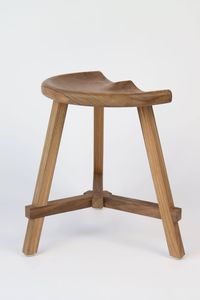 Taburete de madera multiusos con diseño versátil utilizado como mesa auxiliar con reposapiés o acento decorativo en todas partes - Product Image 4