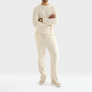 Conjunto Casual Premium de Dos Piezas, Top Crema y Pantalones Deportivos de Corte Holgado, Felpa Sólida, Ecológico, Cómodo para Uso Diario - Product Image 1
