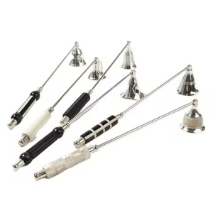 Outil d'extinction de bougie à long manche en métal de qualité supérieure pour la maison et les espaces d'aromathérapie - Product Image 1