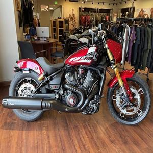 OFFRE ABORDABLE SUR LA NOUVELLE MOTO INDIAN 101 SCOUT ROUGE MÉTALLIQUE SUNSET 2025 - Product Image 1