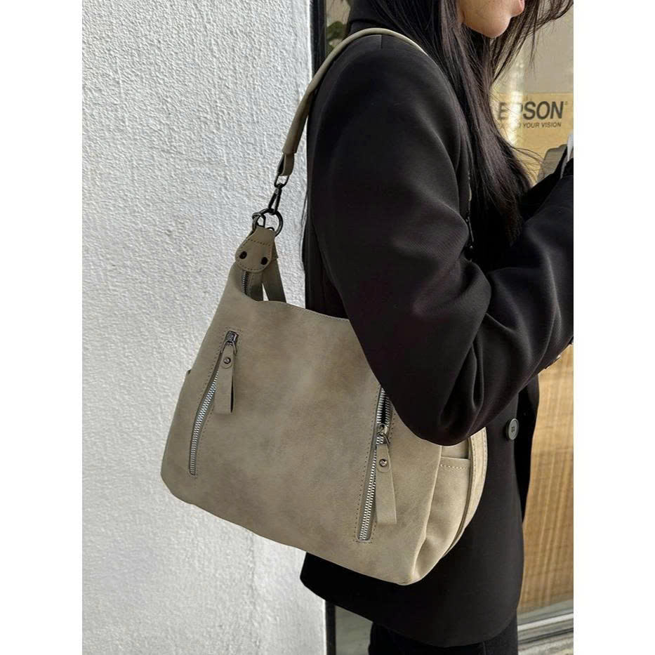 สีดำสีกากี