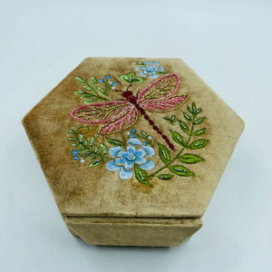 Boîte de rangement pour bijoux en bois et tissu velours de luxe de forme hexagonale, brodée à la main, couleur et taille personnalisées, pour bagues - Product Image 1
