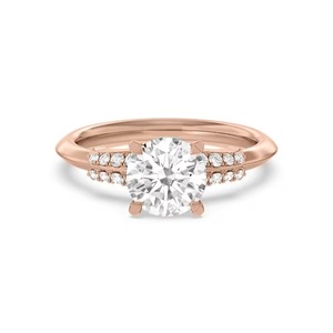 Anillo de compromiso de oro macizo de 14K con diamantes cultivados en laboratorio de corte redondo brillante de 1.70 ct en total, calidad G-SI2, con banda de cuchilla, ideal para regalo de joyería fina. - Product Image 3