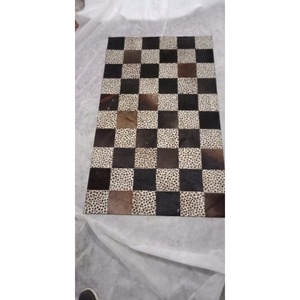 Tapis en cuir à poils naturels de qualité supérieure, fabriqué à la main, durable, design personnalisable, tapis de selle, vente en gros directe des fabricants - Product Image 1