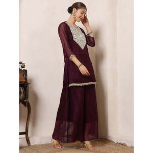 Conjunto Coordinado Indo Occidental para Mujer, Chiffon Color Vino Brillante, Kurta con Parche Bordado en el Cuello, Pantalones Palazzo Tres Cuartos, Estilo Indo Occidental - Product Image 5
