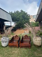 Juego de sofá tradicional tallado popular Vintage, muebles de sala de estar de madera hechos a mano intrincadamente, par de bancos de Patio para uso en el parque 2