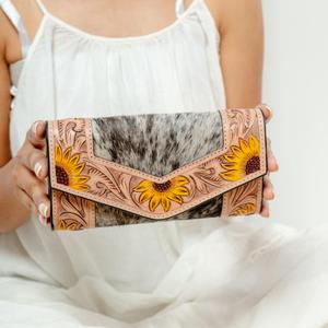 Cartera tallada a mano de nuevo diseñador, cartera de mano con estilo de cuero genuino para el cabello en la cartera de piel de vaca, carteras de pulsera de cuero occidental - Product Image 1