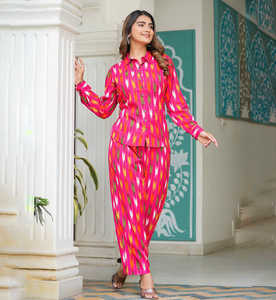 Conjunto de Rayón Estampado Ikat Rosa para Mujer con Camisa de Cuello Camisero, Manga Larga y Pantalones de Corte Recto, Diseño Cómodo - Product Image 2
