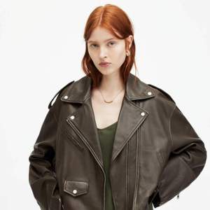 Chaqueta de Motociclista Extra Grande para Mujer, de Cuero Sintético Marrón Oscuro, Estilo Urbano, Corte Holgado, Abrigo de Motociclista para Otoño e Invierno - Product Image 1