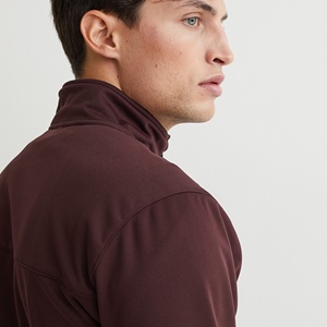 Veste d'hiver chaude en softshell personnalisable pour homme, style streetwear, coupe-vent pour la randonnée, avec capuche chauffante et poche décorative - Product Image 4