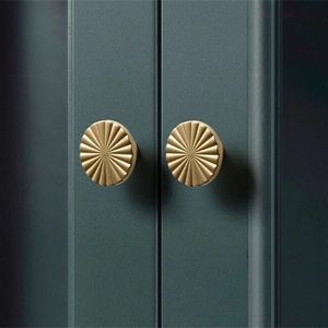 Boutons en laiton faits à la main pour les armoires de cuisine offrant un look artisanal raffiné adapté au style contemporain moderne ou - Product Image 2