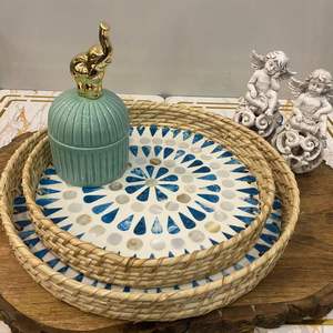 Vente chaude Plateau en bois rond fait à la main avec incrustation de vadrouille Nouveau Design Plateau de service en MDF pour usage domestique et alimentaire - Product Image 1