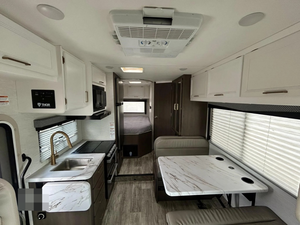 EN PROMOTION : T-H-O-R M-O-T-O-R F-R-E-E-D-O-M ELITE 22HE d'occasion 2024, haute performance, 36 pieds de long, charge utile de 2000 kg, couleur foncée, à vendre - Product Image 2