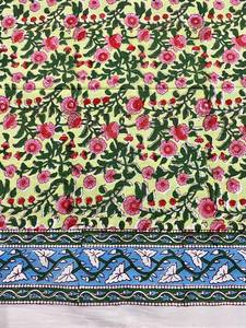 Mantel de Algodón Lavable con Estampado Floral Verde Loro de Lujo Hecho a Mano con Borde Rojo para Cenas de Año Nuevo - Product Image 2