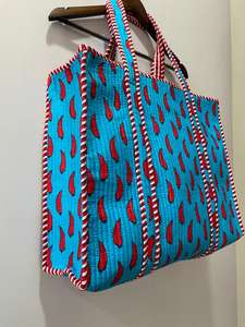 Bolsa de Mano Acolchada de Turquesa Hecha a Mano con Motivo Rojo Bordado, Bolsa de Compras de Algodón, Bolsa Grande para Viajes y Uso Diario - Product Image 2