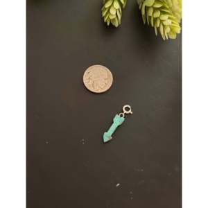 Breloques flèches artisanales de style religieux Navajo en turquoise Mohave et argent sterling avec sertissage clos en or rose à motif numérique - Product Image 2