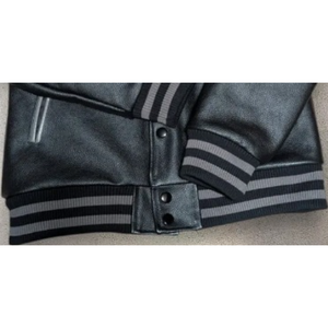 Veste de sport en laine sur mesure pour homme |   Veste universitaire avec garniture en fourrure de mouton |   Pull bomber décontracté d'hiver avec logo d'équipe personnalisé - Product Image 4