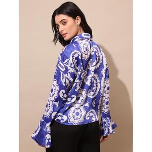 Purvaja Chemise en satin à col fleuri bleu imprimé pour femme - Product Image 2