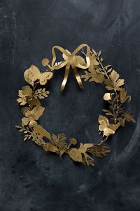 Couronne en métal feuille florale avec des motifs de feuilles réalistes disposés de manière créative pour la décoration murale de la maison - Product Image 3