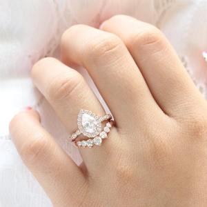 Ensemble de mariage vintage avec halo de diamants de laboratoire certifiés IGI de style moderne, taille poire, VVS, avec bague de fiançailles en or 14 carats pour femmes - Product Image 3
