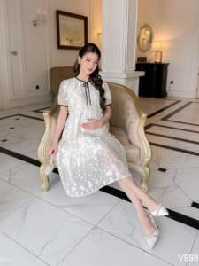 V998 Robe de maternité confortable en mousseline de soie brodée douce à motif floral Design droit pratique pour l'été - Product Image 4