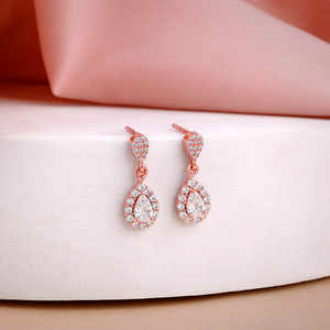 Boucles d'oreilles pendantes tendance en or rose glamour avec un éclat scintillant pour un look moderne et branché - Product Image 5