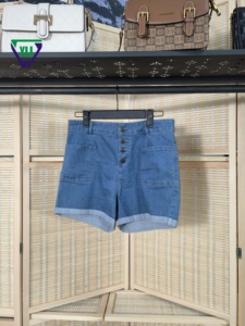 Pantalones Cortos de Mezclilla Azul Claro Desgastados de Segunda Mano para Mujer - Ropa Usada al por Mayor para Verano, Color Claro - Product Image 3
