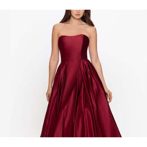 Abito da sera rosso Betsy & Adam da donna, senza spalline, in raso, modello ball gown, con orlo asimmetrico, taglia XS Petite, decorazioni di paillettes e scollo rotondo, ideale per feste - Product Image 2