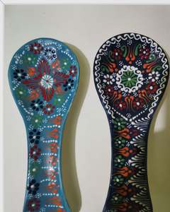 Repose-cuillère en céramique peinte à la main DAFNI BIG PAZAR Modèle 15 En stock Fabriqué à Istanbul Lavage à la main uniquement Ne convient pas au lave-vaisselle - Product Image 1