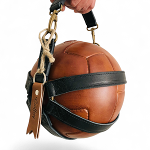 Correa de decoración de fútbol antigua 100% cuero de vaca negro Retro clásico estilo Vintage duradero portátil Logotipo de mano para colgar - Product Image 1