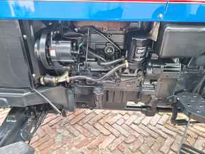 2022 utilizado para tractor 5620 4WD 55HP con engranaje central y caja de cambios de componentes del motor - Product Image 2