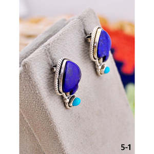Pendientes de botón estilo Suroeste con lapislázuli y turquesa Kingman, hechos a mano con plata de ley y engaste de bisel por Post Spade - Product Image 4