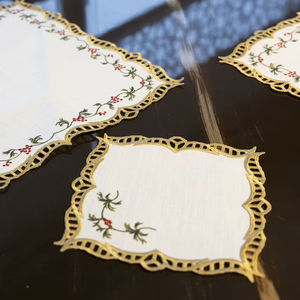 Servilleta de Lujo con Bordado Kokina Calado en Dorado, 40x40cm, Mantel Individual Navideño, Material de Tela Resistente a las Manchas - Product Image 1