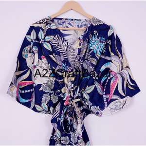 Kaftán Corto Hecho a Mano en India con Estampado Floral, Ecológico, Lavable, Ropa de Dormir Natural, Kimono, Vestido, Cubrebaño Corto para la Playa - Product Image 3