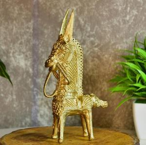 Pièce maîtresse décorative de cheval en or de designer Figurine animale élégante pour la maison, le bureau et la table. - Product Image 3