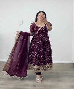 Robe vêtements islamiques Modeste Muslima Tenue: Abayas, Hijabs, & Mode islamique pour un habillage élégant - Product Image 3