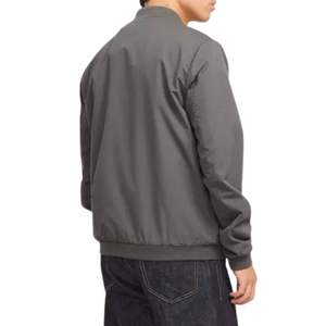 แจ็คเก็ตบอมเบอร์สีเทาสำหรับผู้ชาย ผ้าประสิทธิภาพสูง สไตล์เบสบอล วาร์ซิตี้ กันลม แจ็คเก็ตนักบินลำลองสำหรับกิจกรรมกลางแจ้ง รับสกรีนโลโก้ - Product Image 2