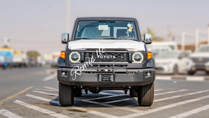 Toyota Land Cruiser 71 SUV 5 portes 5 places Transmission manuelle Pneus R17 Sièges en tissu foncé Conduite à gauche Moteur essence - Product Image 2