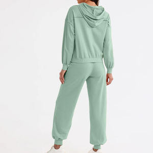 ชุดกีฬาสองชิ้นแบบสวมหัวสำหรับผู้หญิงชุดวอร์มแฟชั่นลำลองผ้านุ่มสบายสำหรับโรงยิมกลางแจ้งและการเดินทาง - Product Image 4