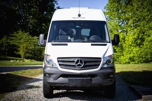 รถตู้ Mercedes-Benz Sprinter 2500 4x4 Sportsmobile ปี 2018 สภาพดี ไม่มีการตั้งราคาขั้นต่ำ วิ่ง 1,900 ไมล์ เจ้าของเดียว ระบบขับเคลื่อน 4 ล้อ ปรับแต่งเป็นรถบ้านสำหรับการเดินทางแบบออฟกริด - Product Image 1