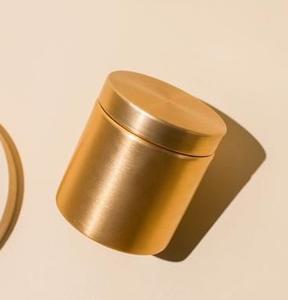 Pot à bougie en métal poli conçu pour rehausser l'élégance des bougies, avec une finition brillante et une construction robuste pour un usage quotidien - Product Image 2