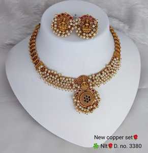 MOTIPEARL & LAXMI ÚLTIMO CONJUNTO DE JOYERÍA DEL TEMPLO DEL SUR DE LA INDIA TRADICIONAL Y DE MODA Y GARGANTILLA COLLAR DEL SUR CONJUNTO DE PENDIENTES LAXMI REDONDO - Product Image 3