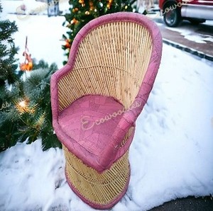 Chaise avec accoudoirs en rotin de bambou au design industriel moderne, fabriquée en usine pour une utilisation en intérieur ou en extérieur sur un patio, un balcon ou un parc. - Product Image 1