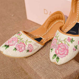 Chaussures Khussa pour enfants tendance brodées et imprimées, antidérapantes, avec des nuances de rose et de vert, dessus en jute tricoté, toutes saisons - Product Image 3