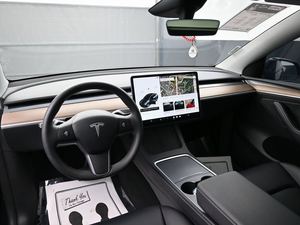 Clean Black 2024 Tesl-a Model Y Long Range RWD utilisé avec les roues en alliage Navigation en cuir Démarrage à distance Power Mirror Package - Product Image 4