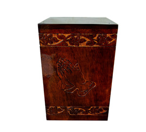 Urne funéraire en bois sculpté pour adulte avec motif mains en prière, couleur marron, style rectangulaire haut, fourniture funéraire - Product Image 1